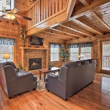 Romantic Cabin With Hot Tub In Pigeon Forge! Exterior photo