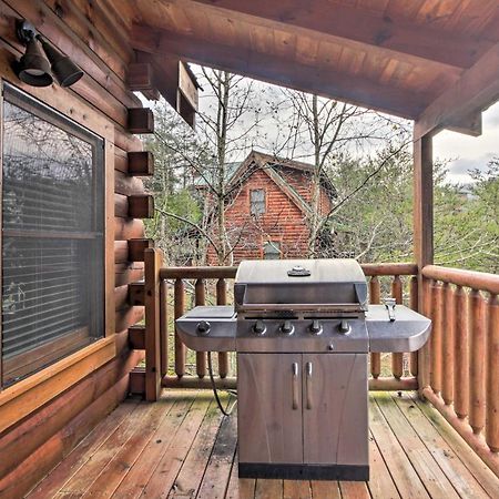 Romantic Cabin With Hot Tub In Pigeon Forge! Exterior photo