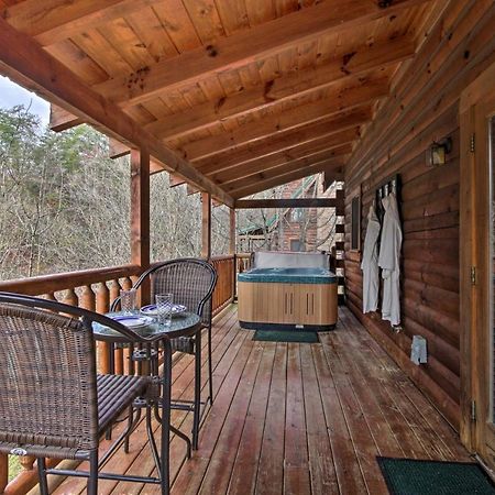 Romantic Cabin With Hot Tub In Pigeon Forge! Exterior photo