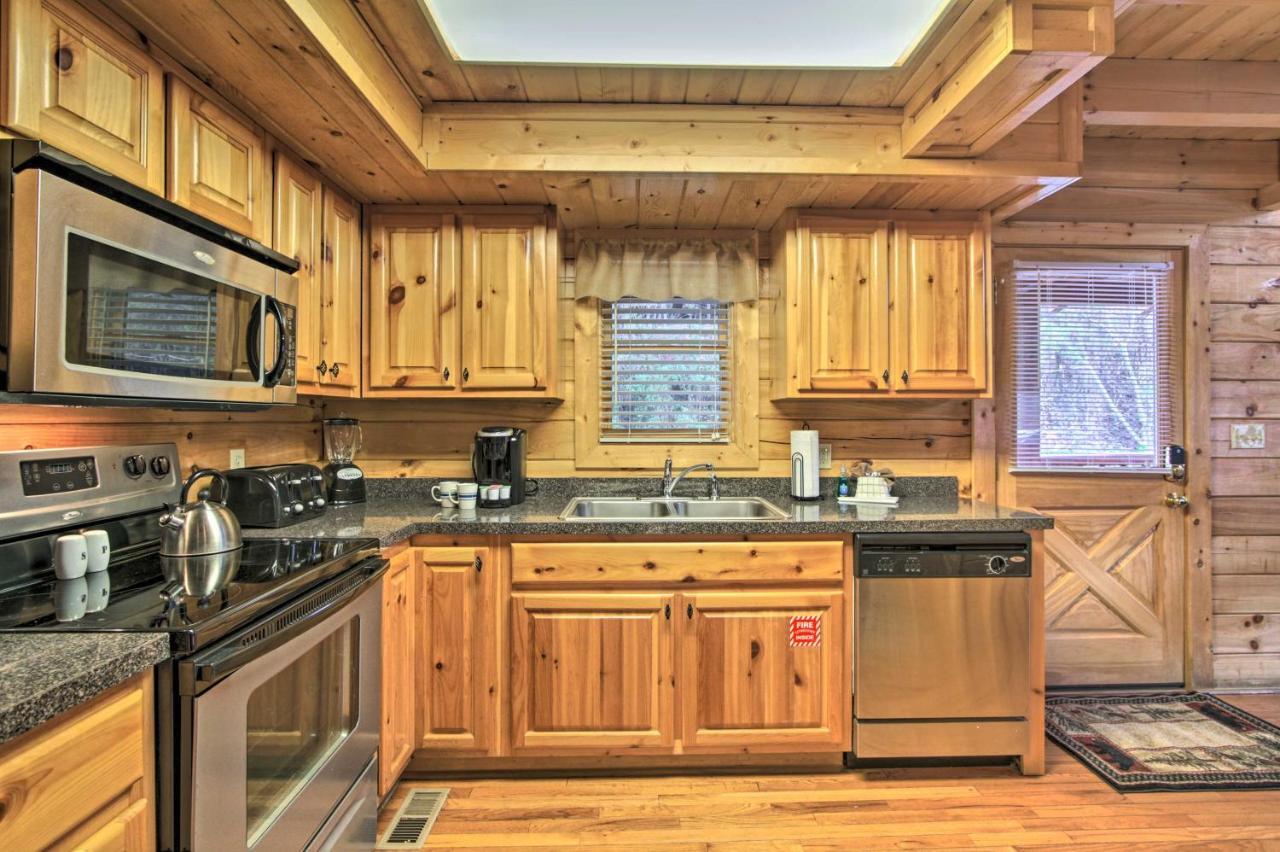 Romantic Cabin With Hot Tub In Pigeon Forge! Exterior photo
