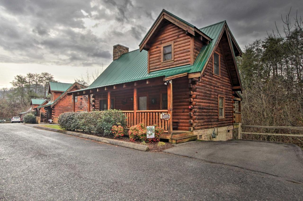 Romantic Cabin With Hot Tub In Pigeon Forge! Exterior photo