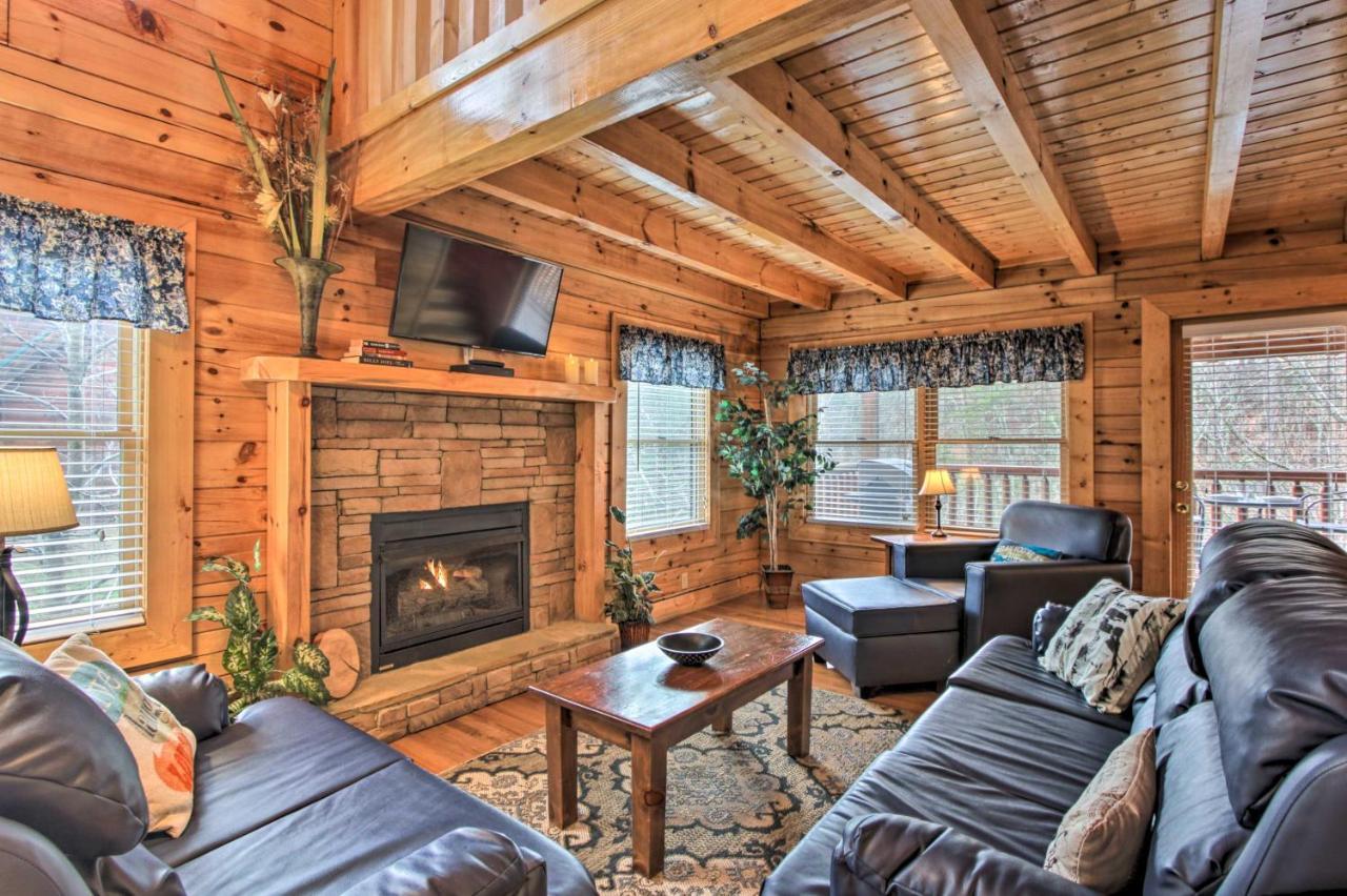Romantic Cabin With Hot Tub In Pigeon Forge! Exterior photo