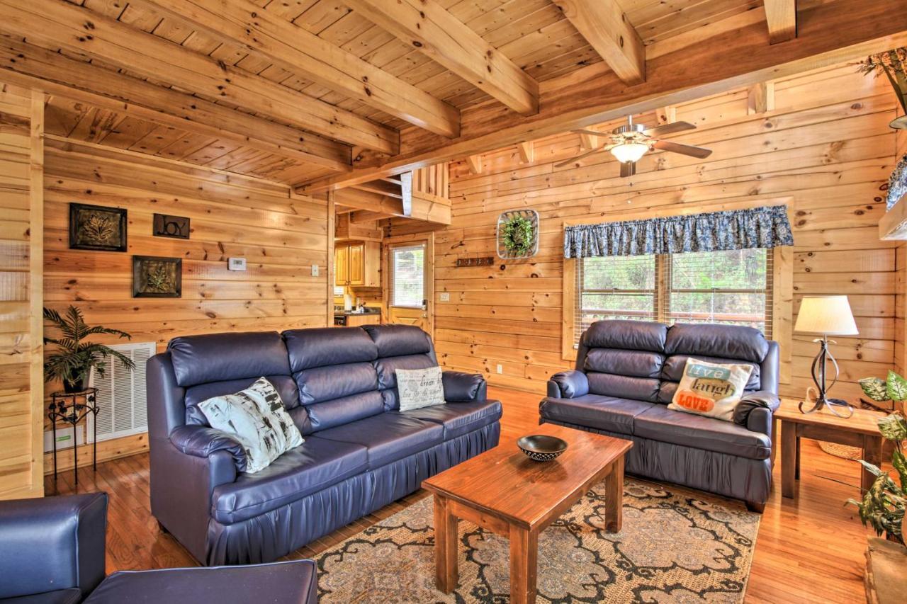 Romantic Cabin With Hot Tub In Pigeon Forge! Exterior photo