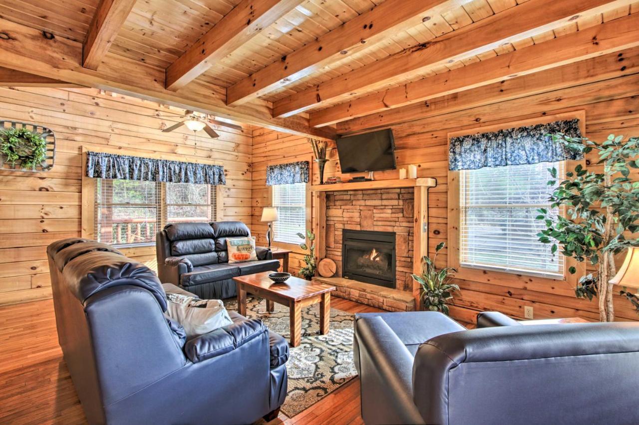 Romantic Cabin With Hot Tub In Pigeon Forge! Exterior photo
