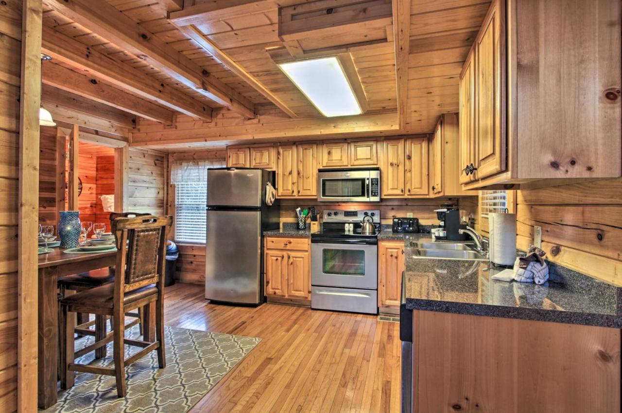 Romantic Cabin With Hot Tub In Pigeon Forge! Exterior photo
