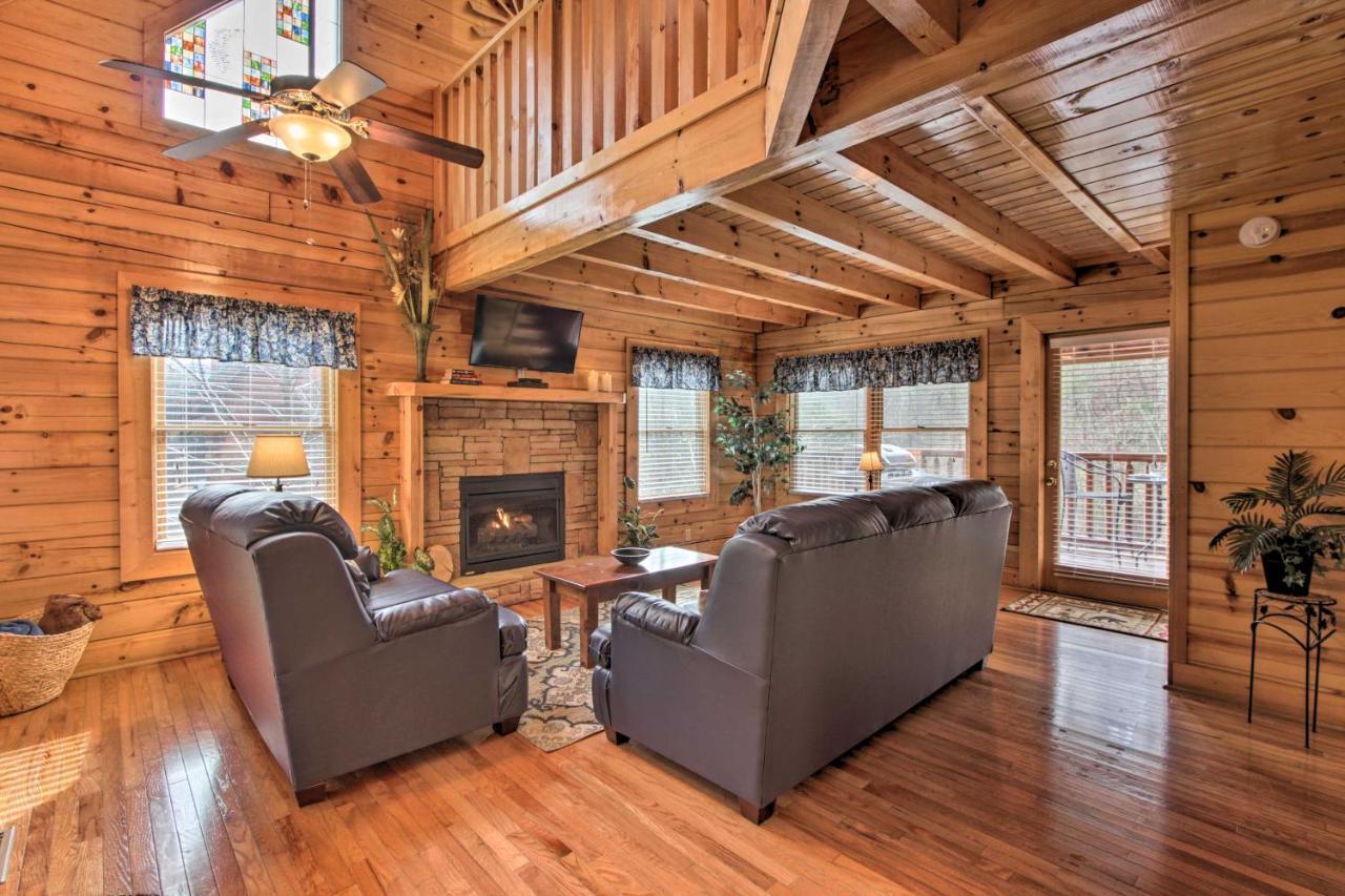 Romantic Cabin With Hot Tub In Pigeon Forge! Exterior photo
