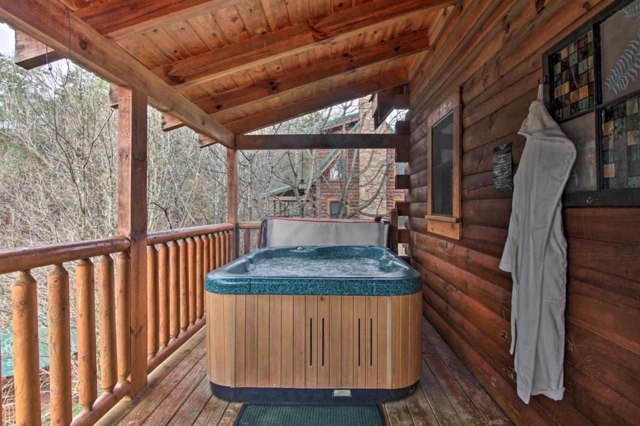 Romantic Cabin With Hot Tub In Pigeon Forge! Exterior photo