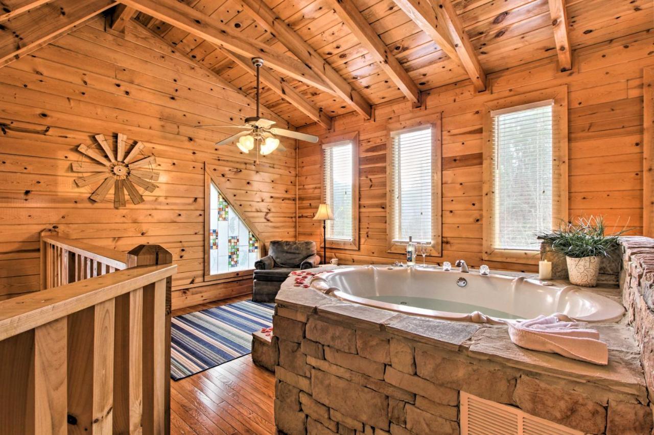 Romantic Cabin With Hot Tub In Pigeon Forge! Exterior photo