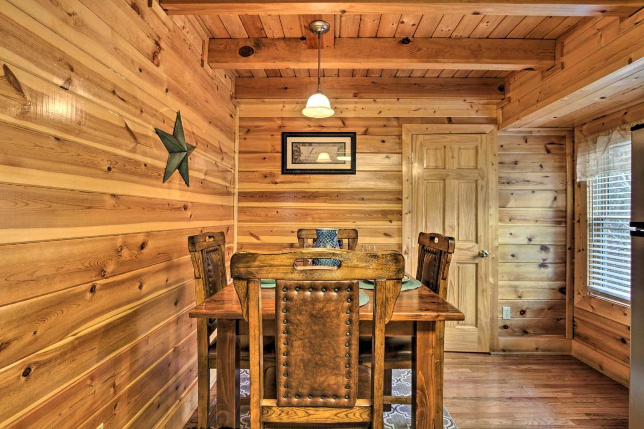 Romantic Cabin With Hot Tub In Pigeon Forge! Exterior photo