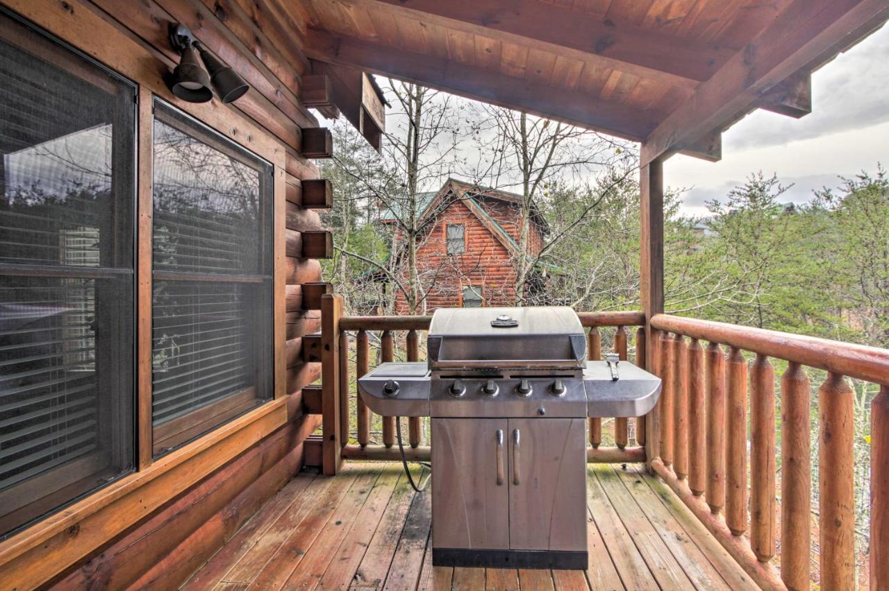 Romantic Cabin With Hot Tub In Pigeon Forge! Exterior photo