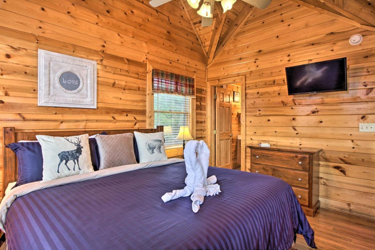 Romantic Cabin With Hot Tub In Pigeon Forge! Exterior photo