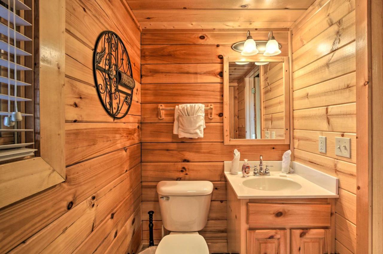 Romantic Cabin With Hot Tub In Pigeon Forge! Exterior photo