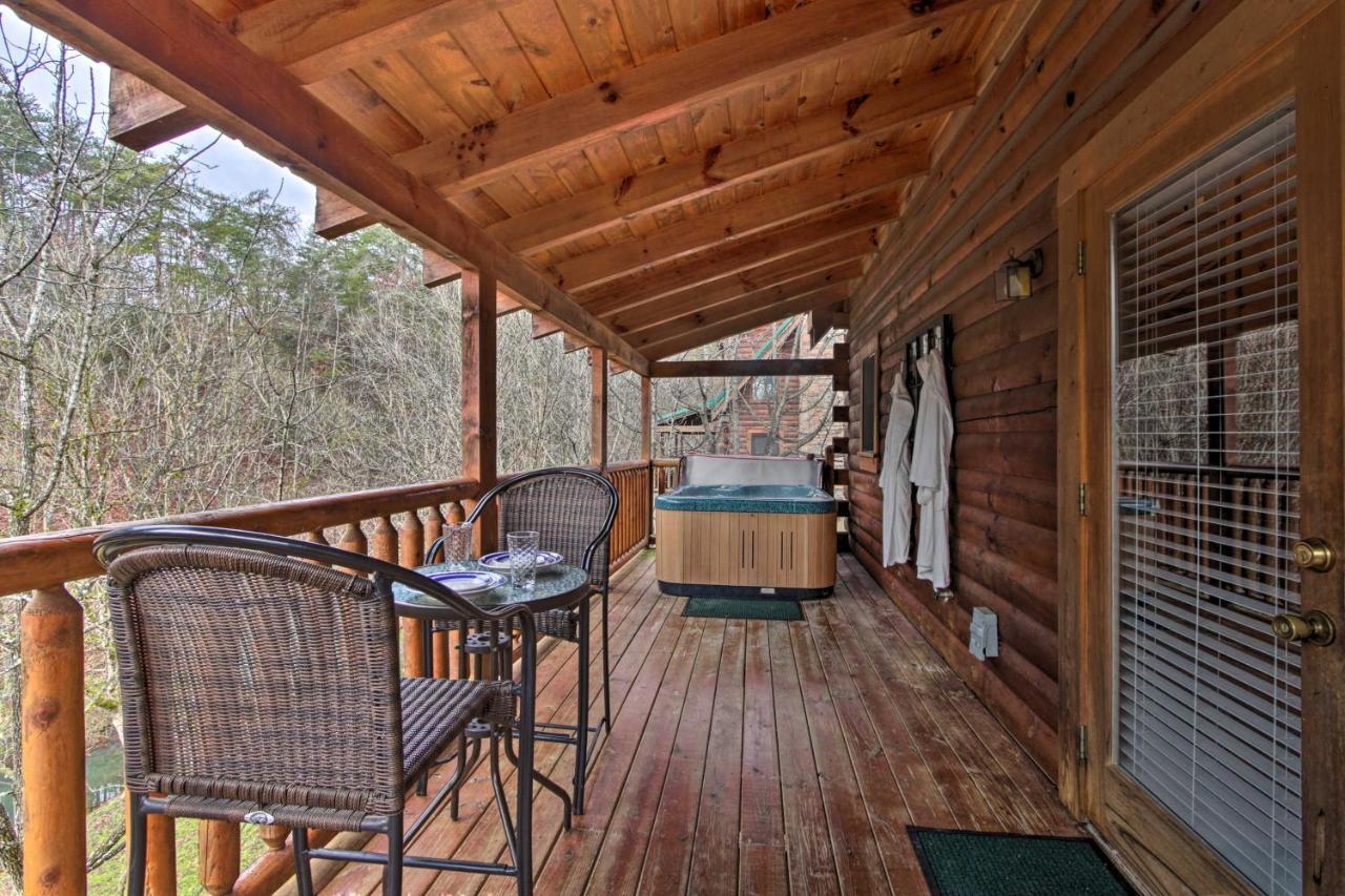 Romantic Cabin With Hot Tub In Pigeon Forge! Exterior photo