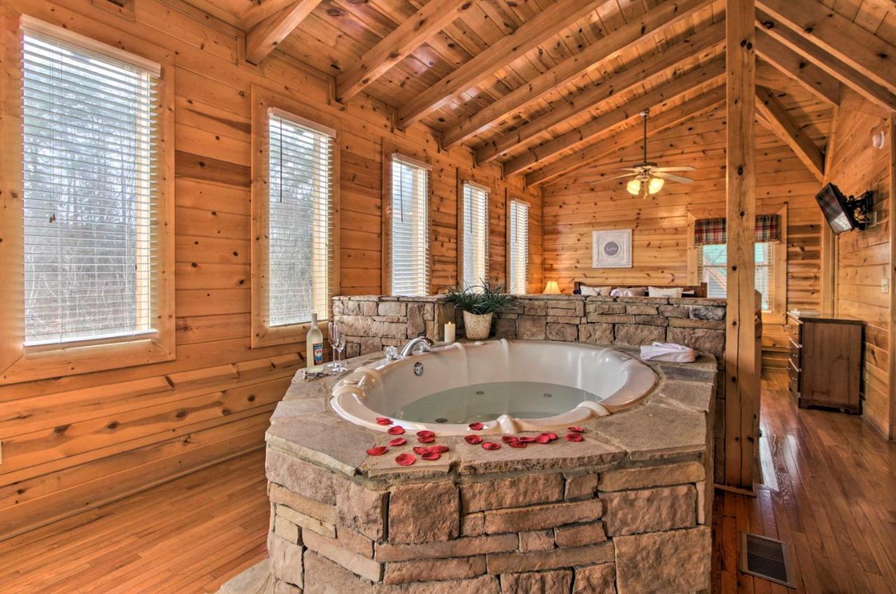 Romantic Cabin With Hot Tub In Pigeon Forge! Exterior photo