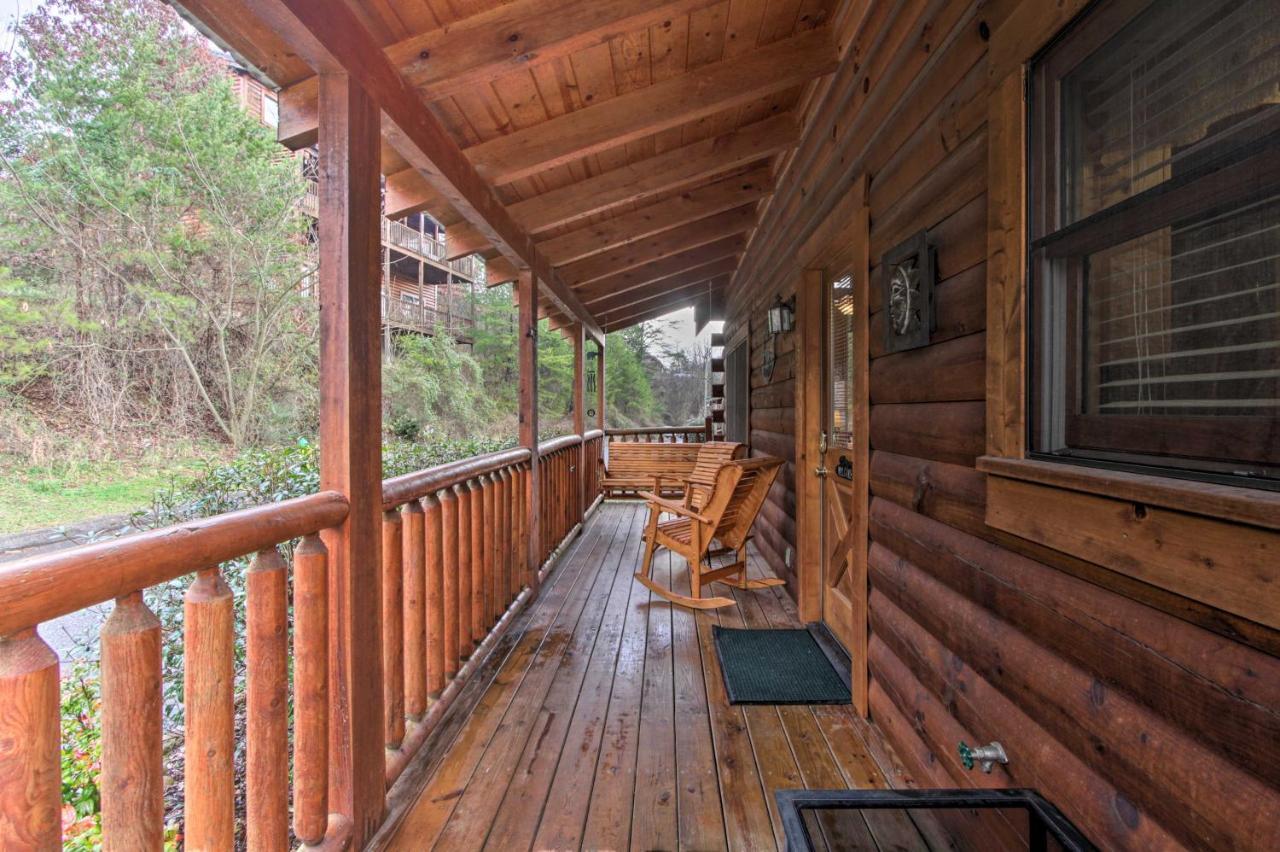 Romantic Cabin With Hot Tub In Pigeon Forge! Exterior photo