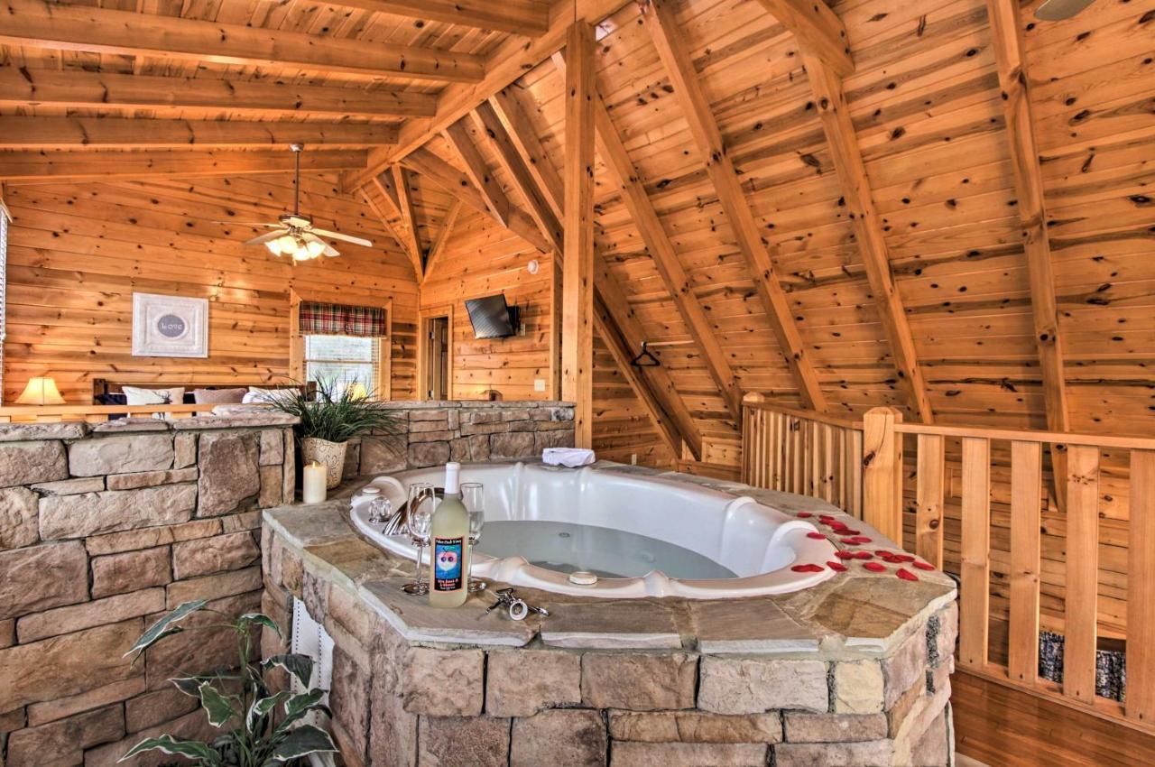 Romantic Cabin With Hot Tub In Pigeon Forge! Exterior photo