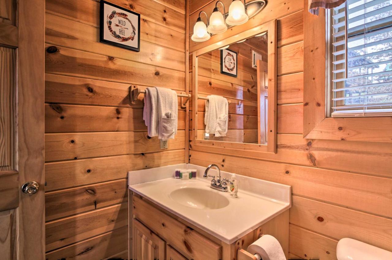 Romantic Cabin With Hot Tub In Pigeon Forge! Exterior photo